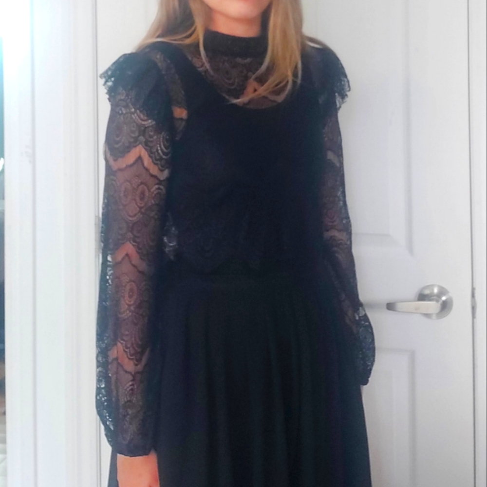 Lace black top